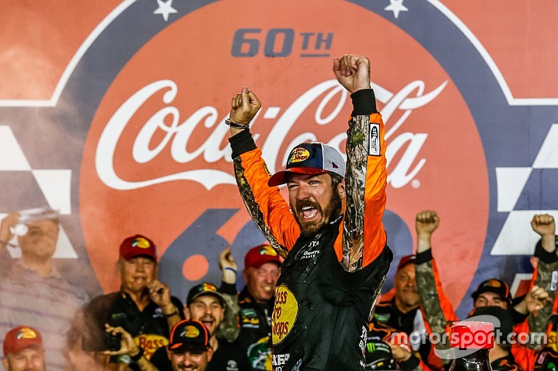 Truex bate, se recupera e vence 600 Milhas de Charlotte