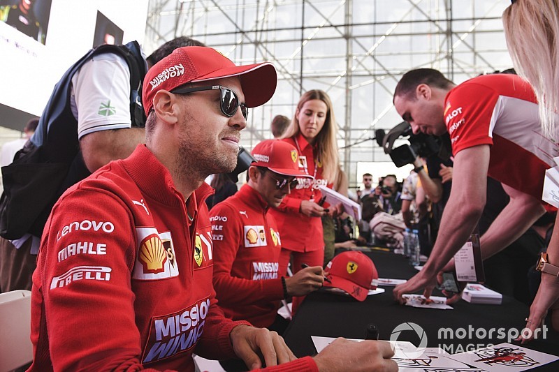 Vettel kegyetlenül felkapta a vizet Bakuban egy kérdésen