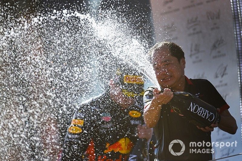 Toyoharu Tanabe, le directeur technique F1 de Honda, célébrant la victoire sur le podium avec le vainqueur Max Verstappen, Red Bull Racing 