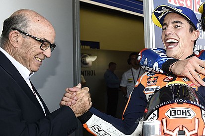 Márquez y Dovizioso dan la bienvenida a Rins a la lucha por el título