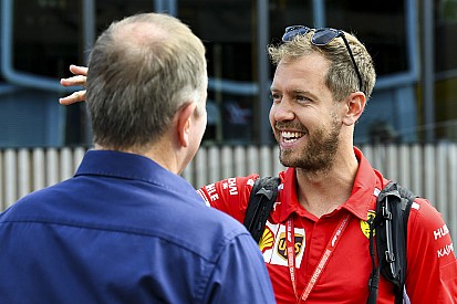 Vettel szakálla, gyűrűje, majd jönnek a többiek