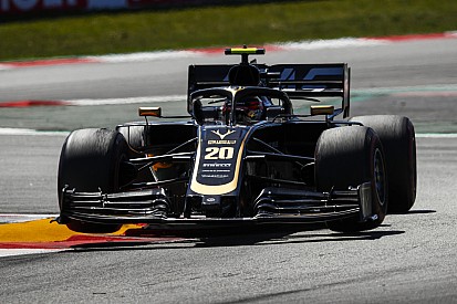 Magnussen liderem testów