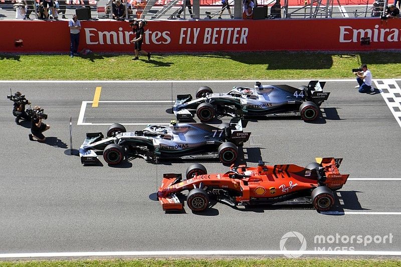 Los tres primeros clasificados Valtteri Bottas, Mercedes AMG W10, Lewis Hamilton, Mercedes AMG F1 W10 y Sebastian Vettel, Ferrari SF90, se estacionan en la parrilla de salida después de la calificación