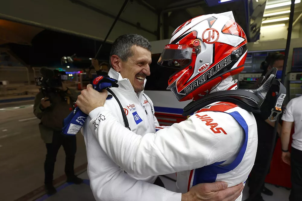 Guenther Steiner, Team Principal, Haas F1, Kevin Magnussen, Haas F1 Team 