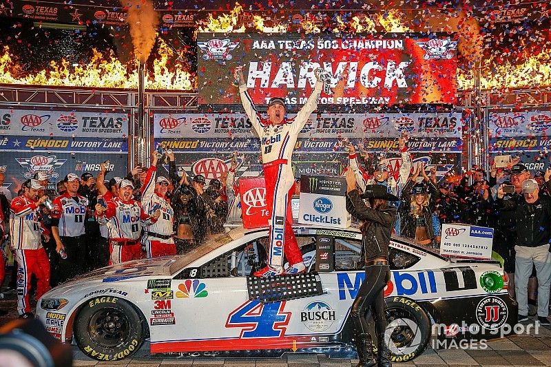 Il vincitore della gara Kevin Harvick, Stewart-Haas Racing, Ford Fusion Mobil 1