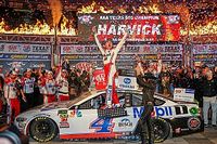 Kevin Harvick trionfa in Texas e raggiunge Logano nella Final Four di Homestead