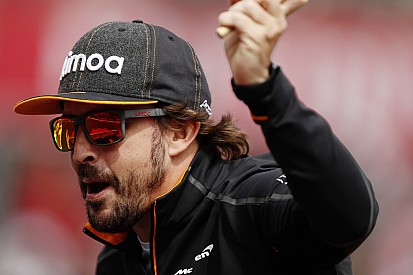 Alonso y Johnson pusieron fecha y lugar para su intercambio de autos