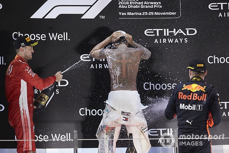 Hamilton a Forma-1 Magic Mike-ja lett?!
