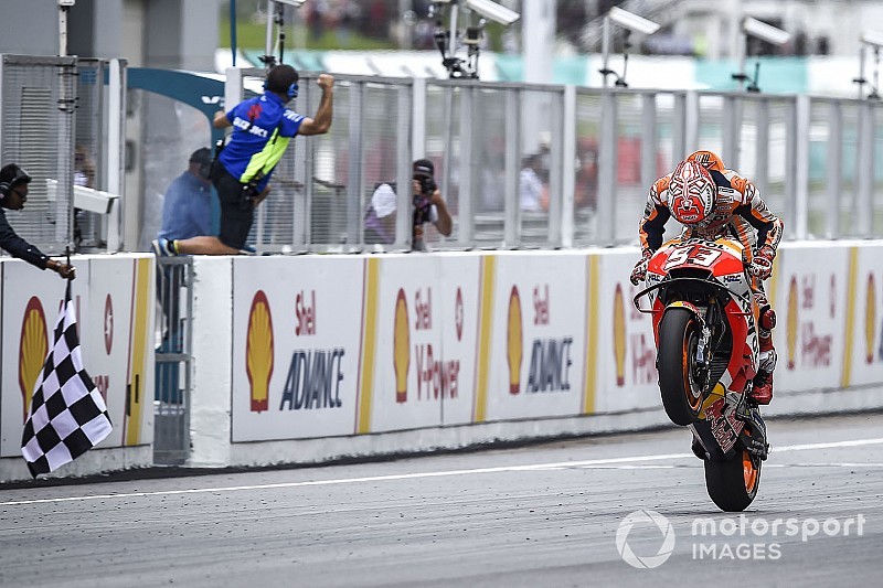 Rossi cai no final e Márquez vence GP da Malásia