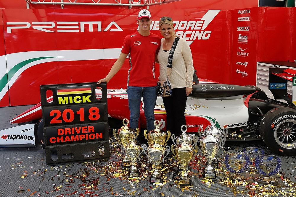 Il Campione Mick Schumacher, PREMA Theodore Racing Dallara F317 - Mercedes-Benz, con la madre Corinna Schumacher