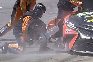 Гигантская «болгарка» в NASCAR и жесткая битва в ралли-кроссе: лучшие видео уик-энда
