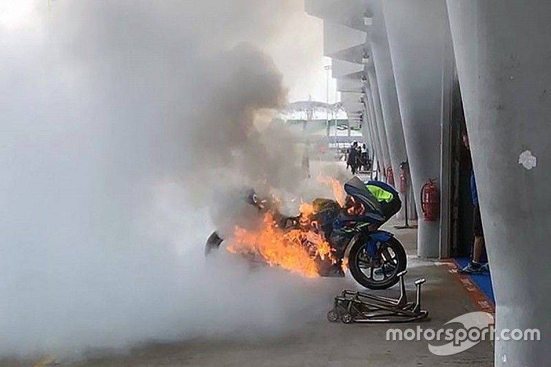 Moto de Alex Rins de fuego en Malasia