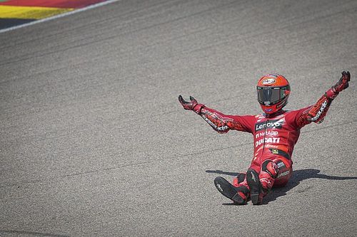 Fotos: la secuencia de la "inexplicable" caída de Bagnaia en Alemania
