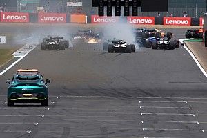 上下逆さまの大クラッシュも、周冠宇に骨折など大きな怪我はなし。赤旗中には侵入者も