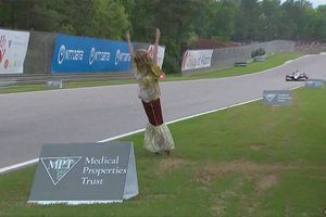 La reacción de los pilotos de IndyCar al momento del maniquí en Barber