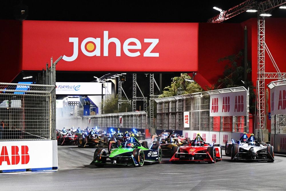 Robin Frijns, Envision Racing, Jaguar I-TYPE 6, Oliver Rowland, Nissan Formula E Team, Nissan e-4ORCE 04, Nick Cassidy, Jaguar TCS Racing, Jaguar I-TYPE 6, Jehan Daruvala, Maserati MSG Racing, Maserati Tipo Folgore, Jake Hughes, McLaren, e-4ORCE 04, the rest of the field at the start