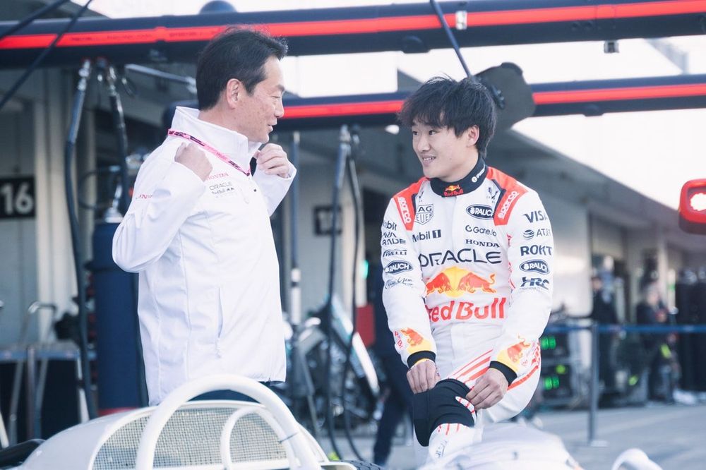 Yuki Tsunoda, Red Bull Racing, Koji Watanabe, Honda Racing president, behind of Honda RA272