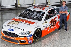 Hooters comes back to NASCAR with Alan Kulwicki throwback scheme