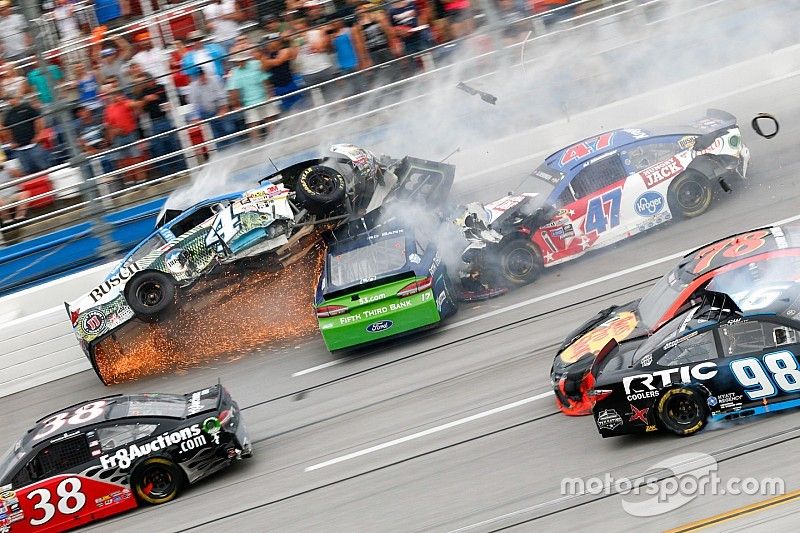 Ricky Stenhouse Jr., Roush Fenway Racing Ford, Kevin Harvick, Stewart-Haas Racing Chevrolet crash