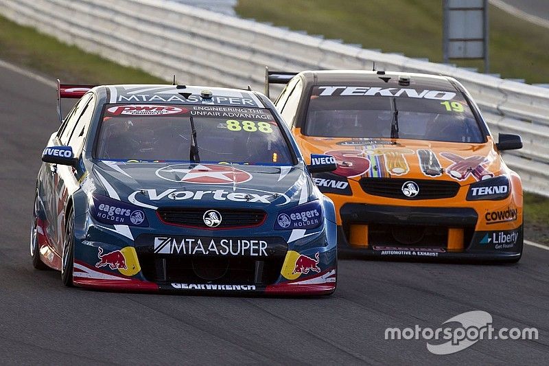 Craig Lowndes, Triple Eight Race Engineering Holden and Will Davison, Tekno Autosports Holden