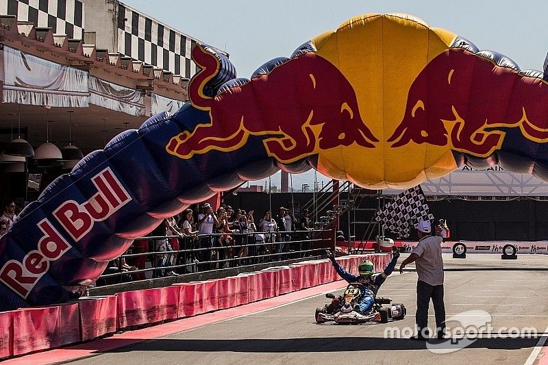Renato Jader cruza a linha de chegada e vence a corrida