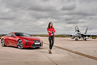 Spaans topmodel maakt vliegveld onveilig in Lexus LC 500