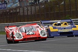 Le Mans-winnende Porsches in actie tijdens Historische GP Zandvoort