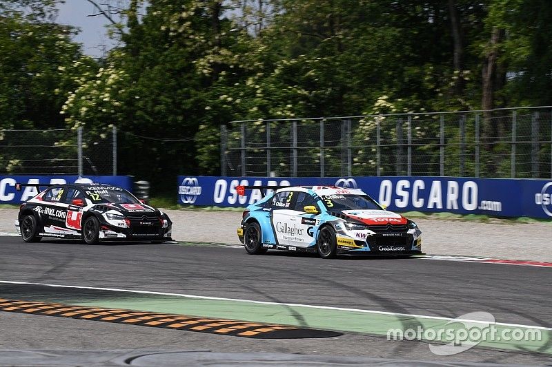 Tom Chilton, Citroën C-Elysée WTCC, Sébastien Loeb Racing, davanti Rob Huff, Citroën C-Elysée WTCC, ALL-INKL.COM Münnich Motorsport