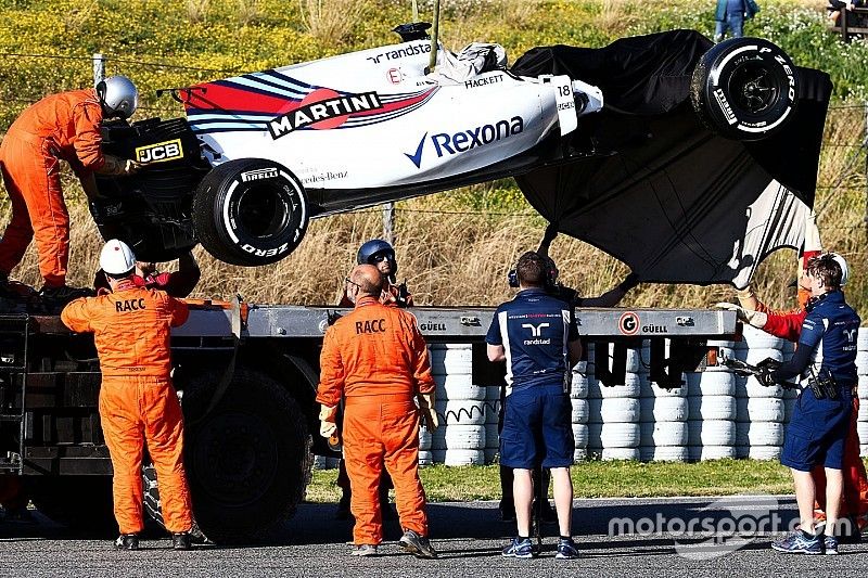 El Williams FW40 de Lance Stroll, Williams es llevado a pits en grúa