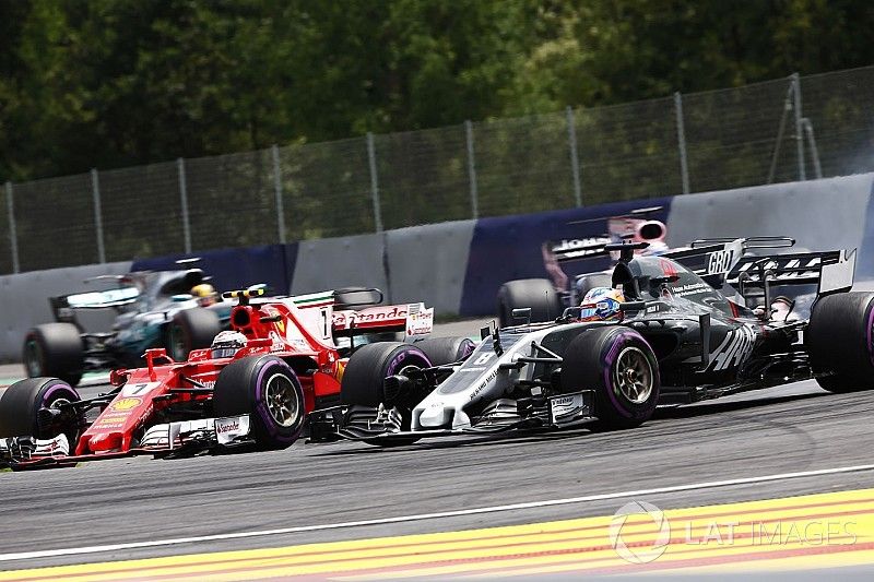 Kimi Raikkonen, Ferrari SF70H, battles Romain Grosjean, Haas F1 Team VF-17 y Sergio Pérez, Sahara Fo