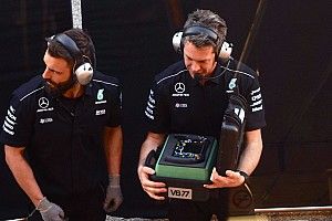 Mit rejtegetett a Mercedes egy jókora esernyővel?