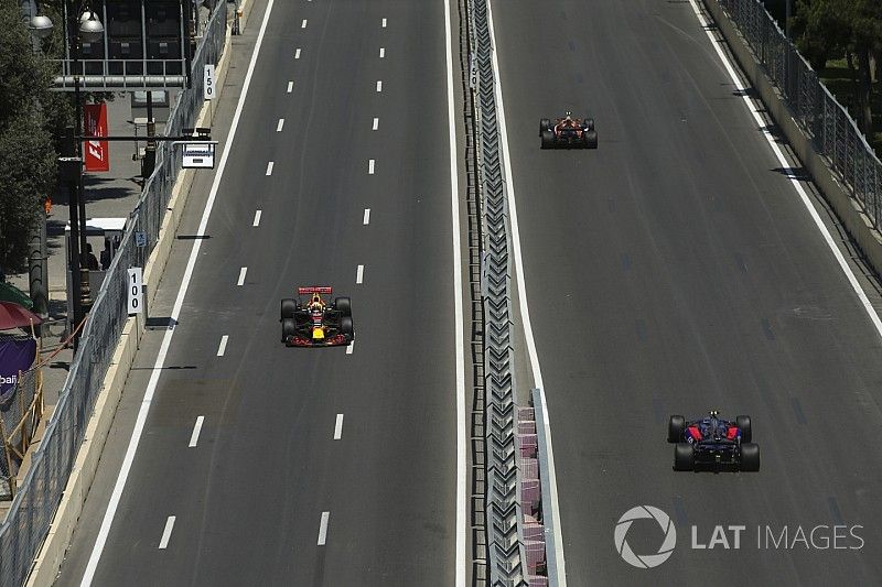 Daniel Ricciardo, Red Bull Racing RB13, Stoffel Vandoorne, McLaren MCL32, leading, Carlos Sainz Jr.,