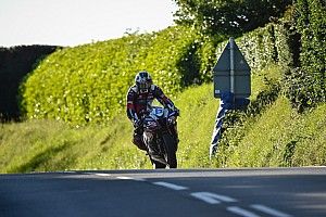 TT 2017, Supersport, gara 1: la vittoria è di Michael Dunlop