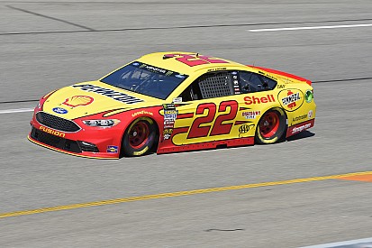 Joey Logano gana la etapa 2 en Richmond sobre Bowyer