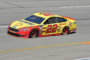Joey Logano gana la etapa 2 en Richmond sobre Bowyer