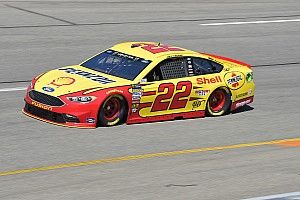 Joey Logano gana la etapa 2 en Richmond sobre Bowyer 