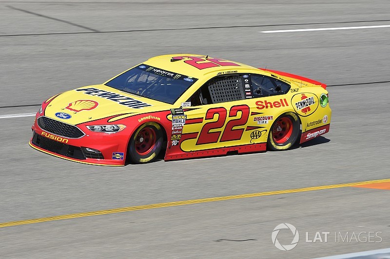 Joey Logano gana la etapa 2 en Richmond sobre Bowyer