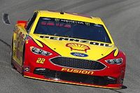 Joey Logano gana una primera etapa accidentada en Richmond