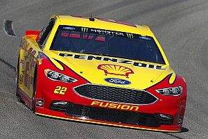 Joey Logano gana una primera etapa accidentada en Richmond