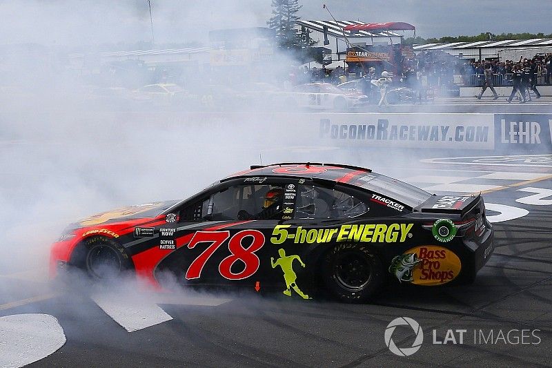 Труэкс одержал победу в гонке NASCAR в Поконо