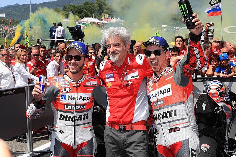 1. Jorge Lorenzo, Ducati Team, und 2. Andrea Dovizioso, Ducati Team, mit Gigi Dall'Igna