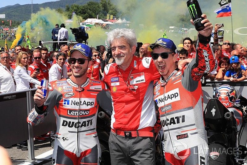 Tweede plaats Andrea Dovizioso, Ducati Team, Gigi Dall'Igna, Ducati Team General Manager, winnaar Jorge Lorenzo, Ducati Team