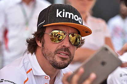 Így hajt körbe Alonso az F1 2017 játékkal Barcelonában