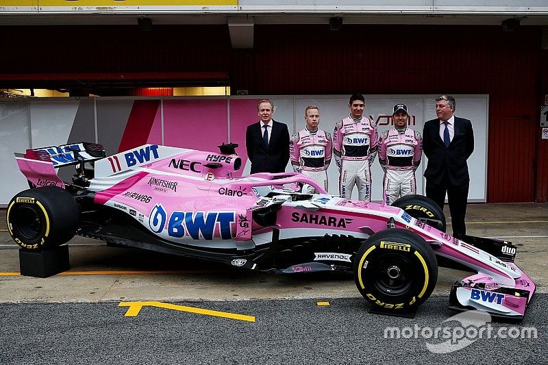 GALERIA: Force India revela carro 2018 no pit de Barcelona