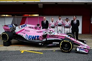 GALERIA: Force India revela carro 2018 no pit de Barcelona