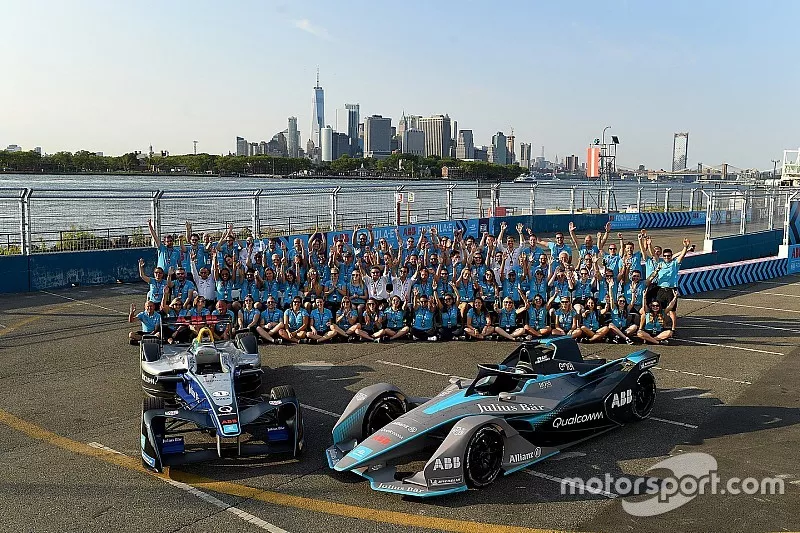 Alejandro Agag, PDG de la Formule E, pose avec les employ&eacute;s de la discipline et les deux g&eacute;n&eacute;rations de monoplace