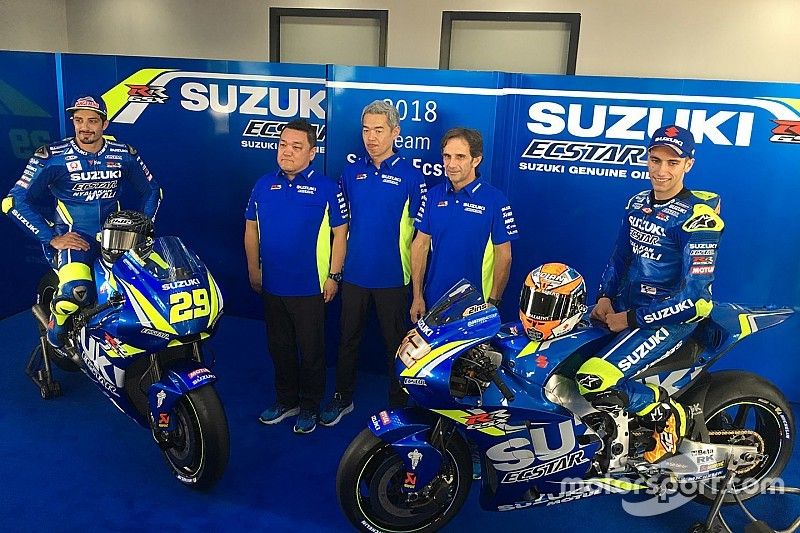 Andrea Iannone, Team Suzuki MotoGP, Alex Rins, Team Suzuki MotoGP con Ken Kawauchi, director técnico, Shinichi Sahara, líder del proyecto de Suzuki en MotoGP y Davide Brivio, el director del equipo 