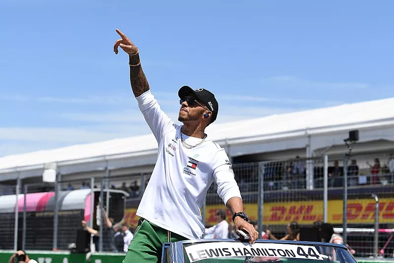 Lewis Hamilton, Mercedes-AMG F1, tijdens de rijdersparade