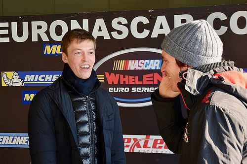 Kvyat testa carro da Euro NASCAR na It&aacute;lia