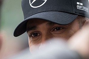 Hamilton bromea: "Agradezco la forma de pilotar de Verstappen"